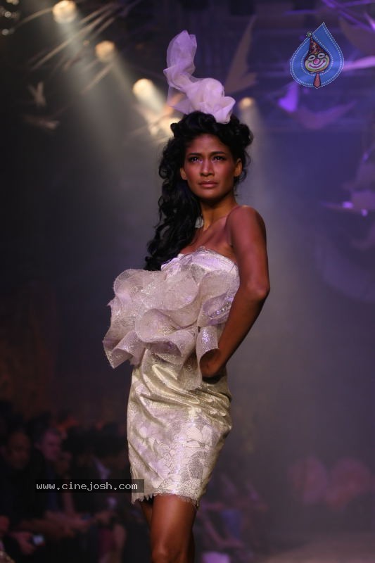 LFW Grand Finale Fashion Show - 97 / 117 photos