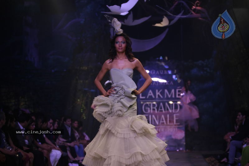 LFW Grand Finale Fashion Show - 114 / 117 photos