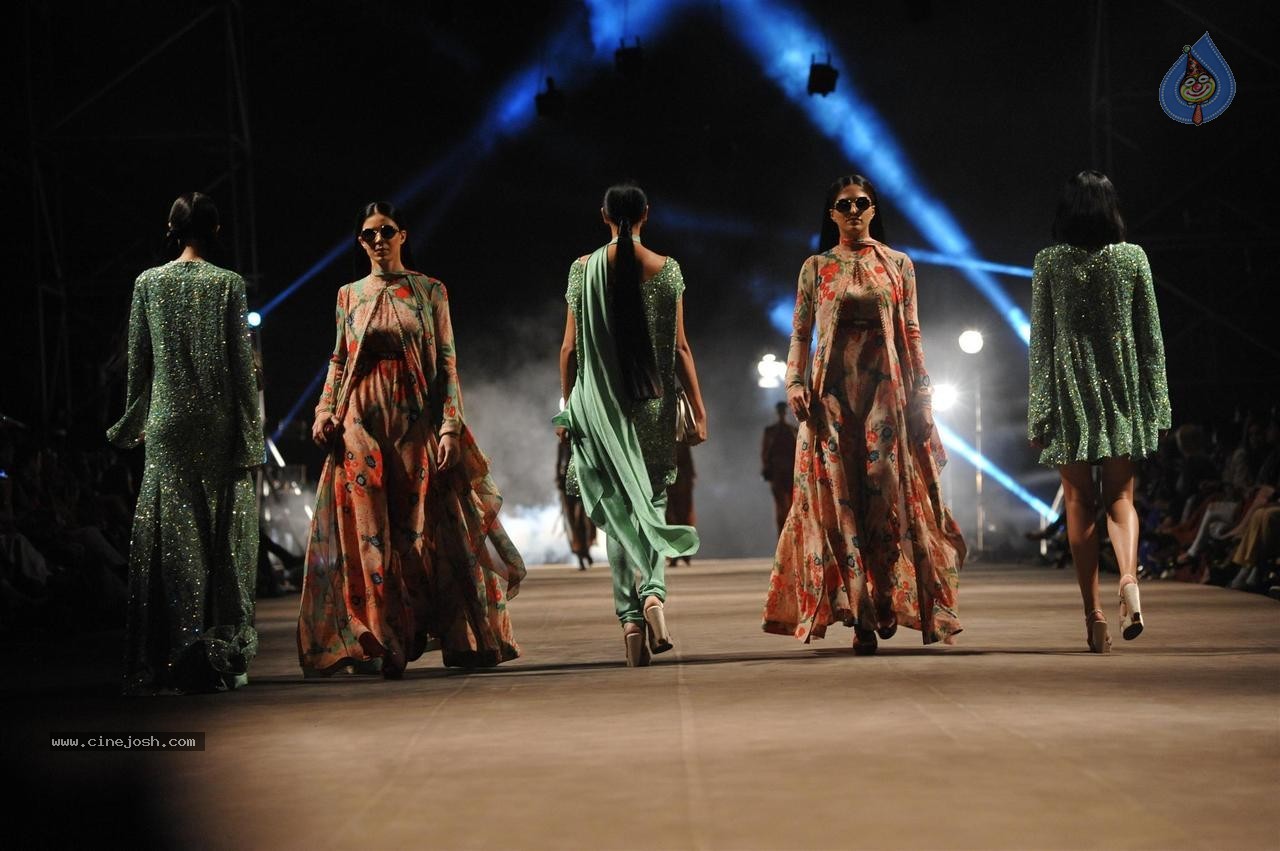 LFW Summer Resort 2015 Fashion Show - 58 / 93 photos