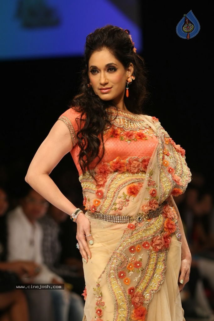 LFW Winter Festive 2011 All Shows - 8 / 34 photos