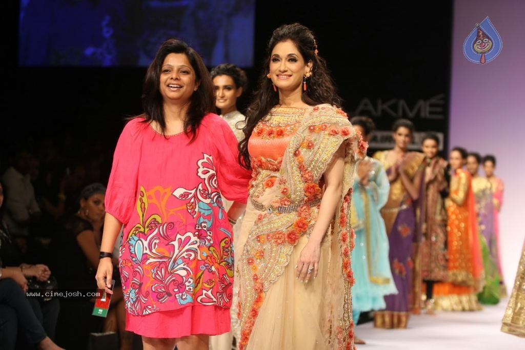 LFW Winter Festive 2011 All Shows - 28 / 34 photos