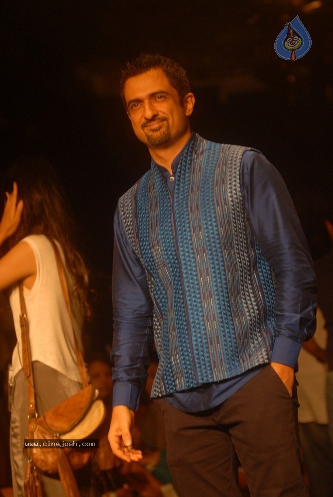 LFW Winter Festive 2014 Day 3 - 13 / 110 photos