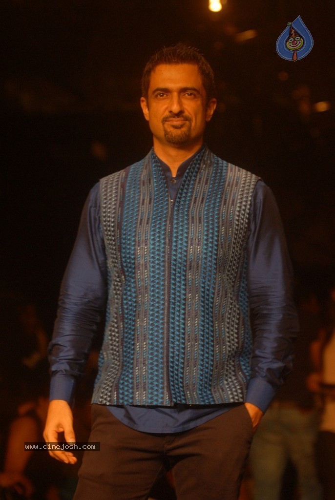 LFW Winter Festive 2014 Day 3 - 15 / 110 photos