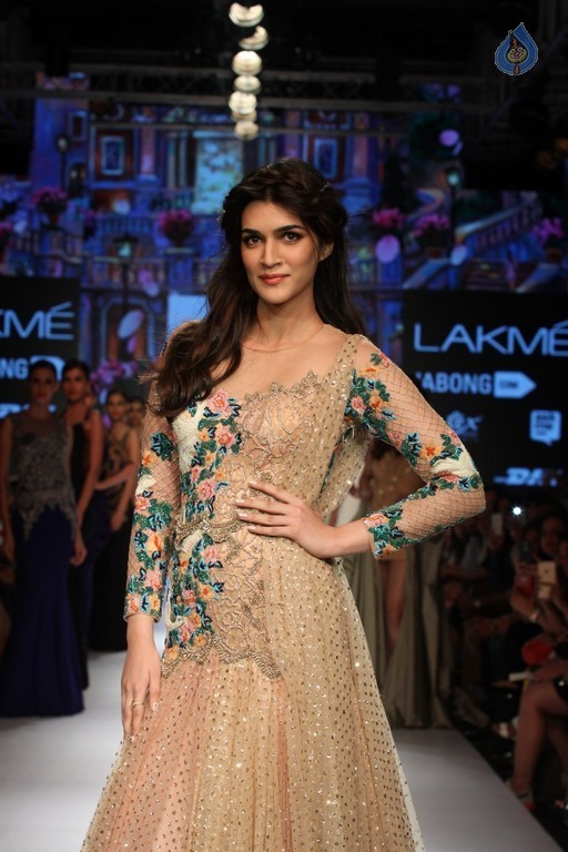 LFW Winter Festive 2015 Fashion Show 1 - 5 / 52 photos