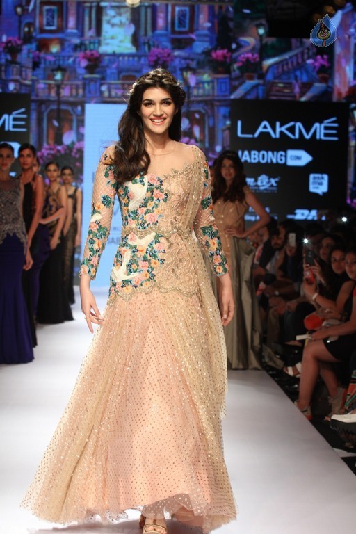 LFW Winter Festive 2015 Fashion Show 1 - 17 / 52 photos