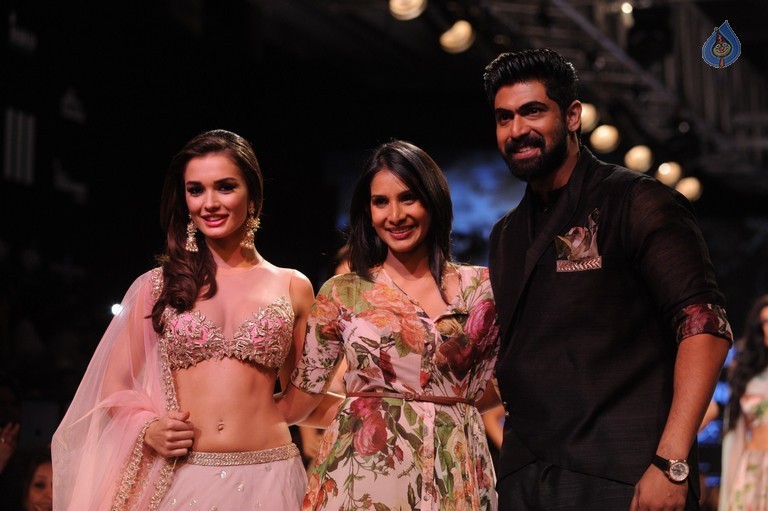 LFW Winter Festive 2015 Fashion Show 1 - 20 / 52 photos