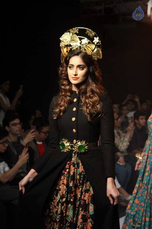 LFW Winter Festive 2015 Fashion Show 1 - 31 / 52 photos