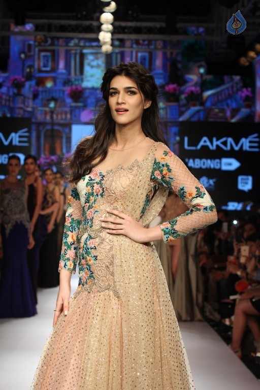 LFW Winter Festive 2015 Fashion Show 1 - 33 / 52 photos