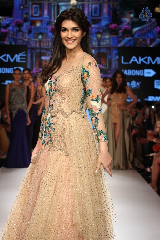 LFW Winter Festive 2015 Fashion Show 1 - 34 / 52 photos