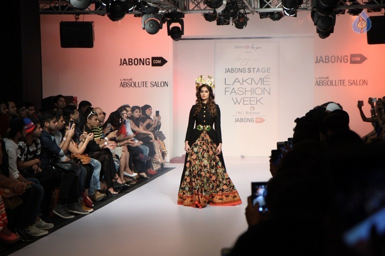 LFW Winter Festive 2015 Fashion Show 1 - 36 / 52 photos