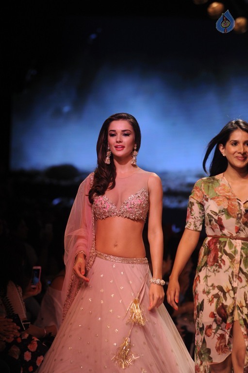 LFW Winter Festive 2015 Fashion Show 1 - 39 / 52 photos