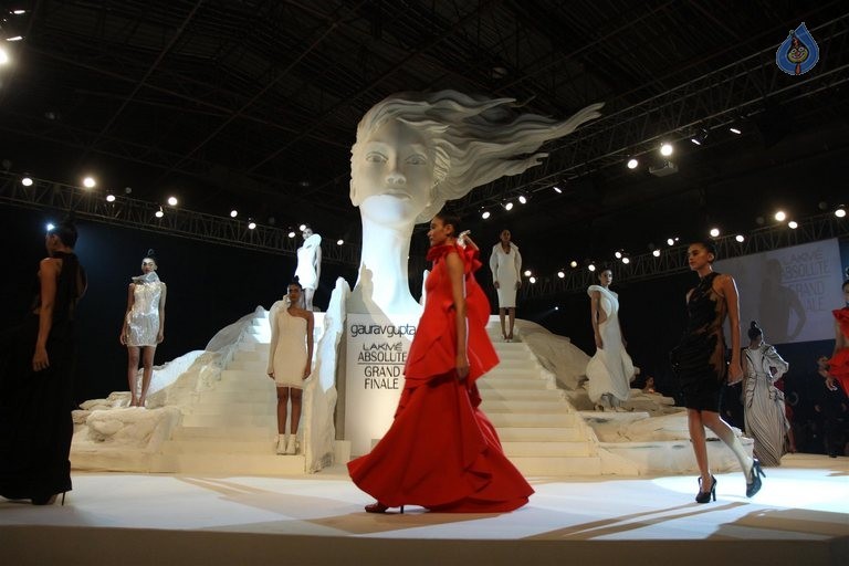 LFW Winter Festive 2015 Grand Finale - 2 / 42 photos