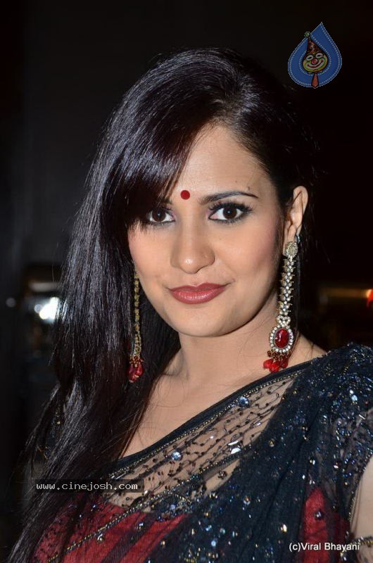 Liza Mallik Big Bhojpuri Debut with Manoj Tiwari - 52 / 88 photos
