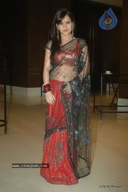 Liza Mallik Big Bhojpuri Debut with Manoj Tiwari - 53 / 88 photos