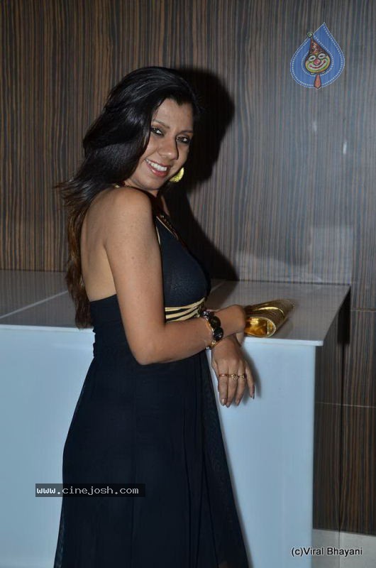 Liza Mallik Big Bhojpuri Debut with Manoj Tiwari - 61 / 88 photos