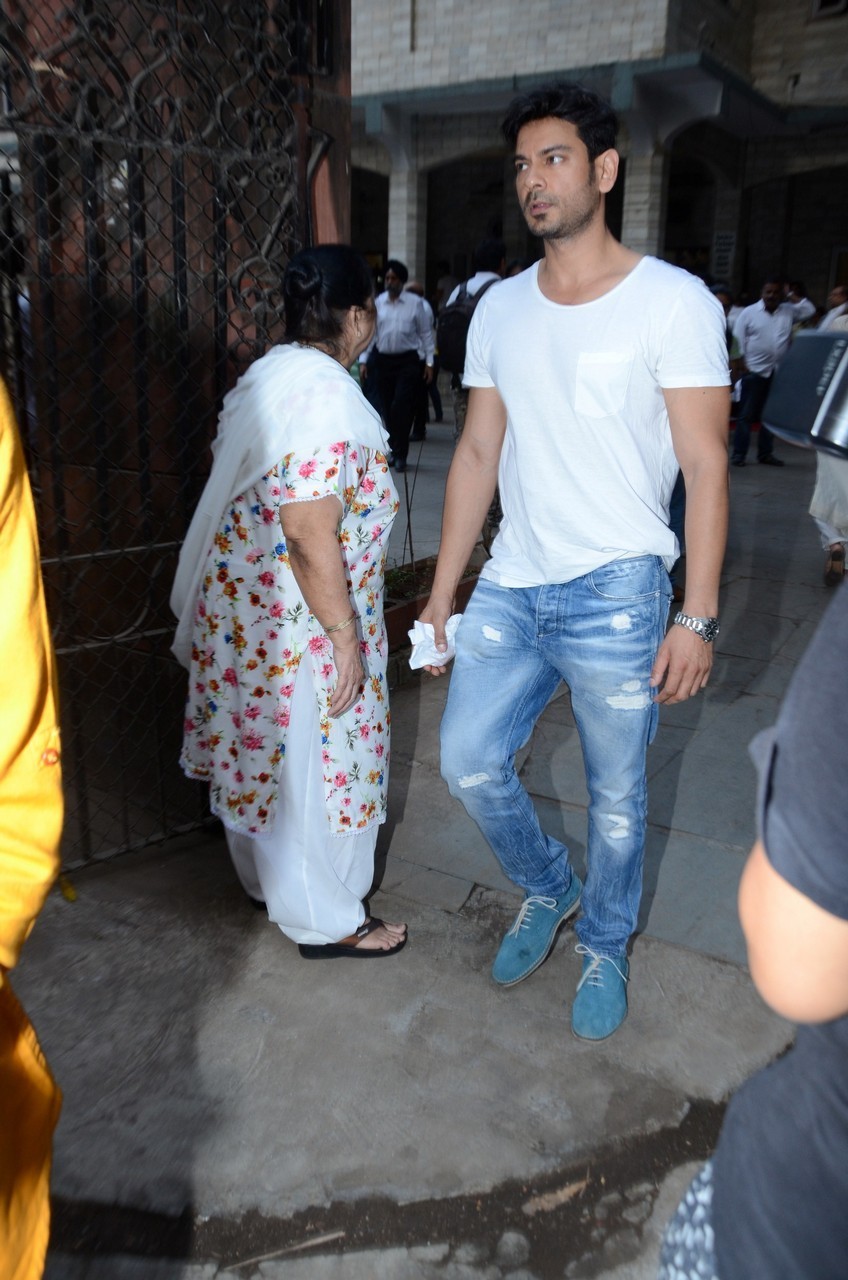 Madhur Bhandarkar Mother Condolence Meet - 6 / 85 photos