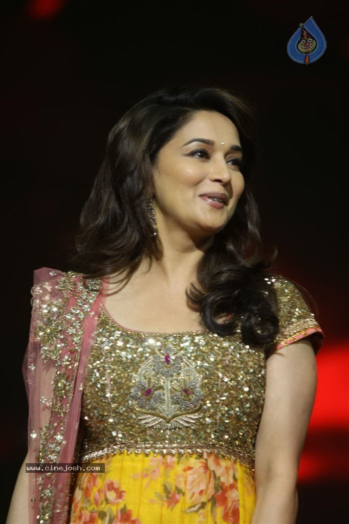 Madhuri Dixit at Jhalak Dikhla Jaa Season 5 - 1 / 34 photos