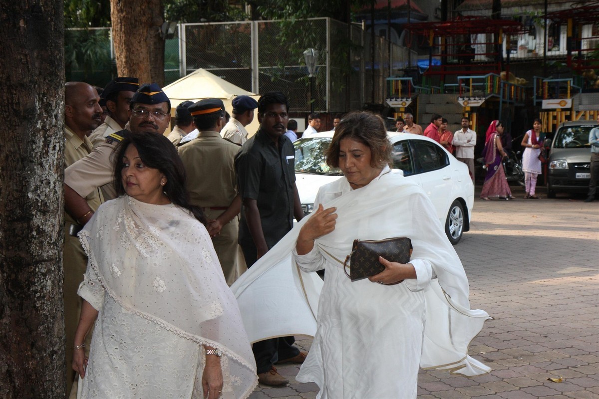 Madhuri Dixit Father Prayer Meet - 40 / 63 photos