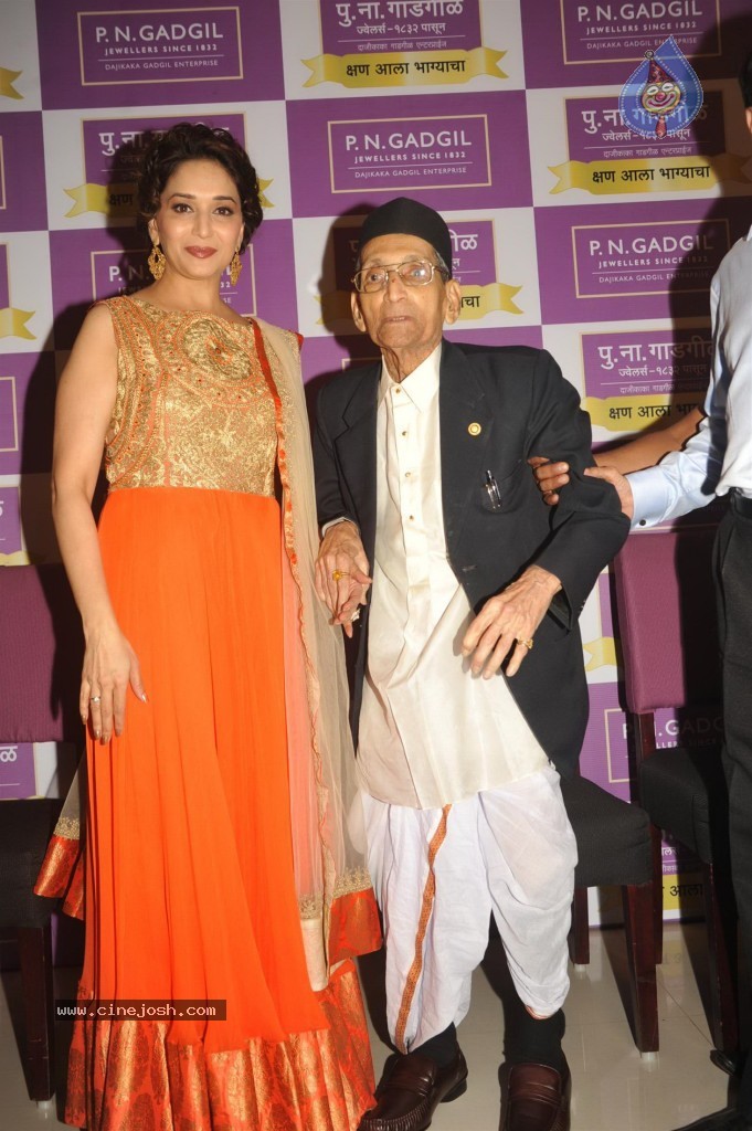 Madhuri Dixit Nene at Kshan Ala Bhagyachya 2013 Event - 1 / 75 photos