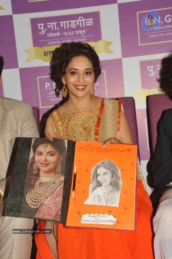 Madhuri Dixit Nene at Kshan Ala Bhagyachya 2013 Event - 5 / 75 photos