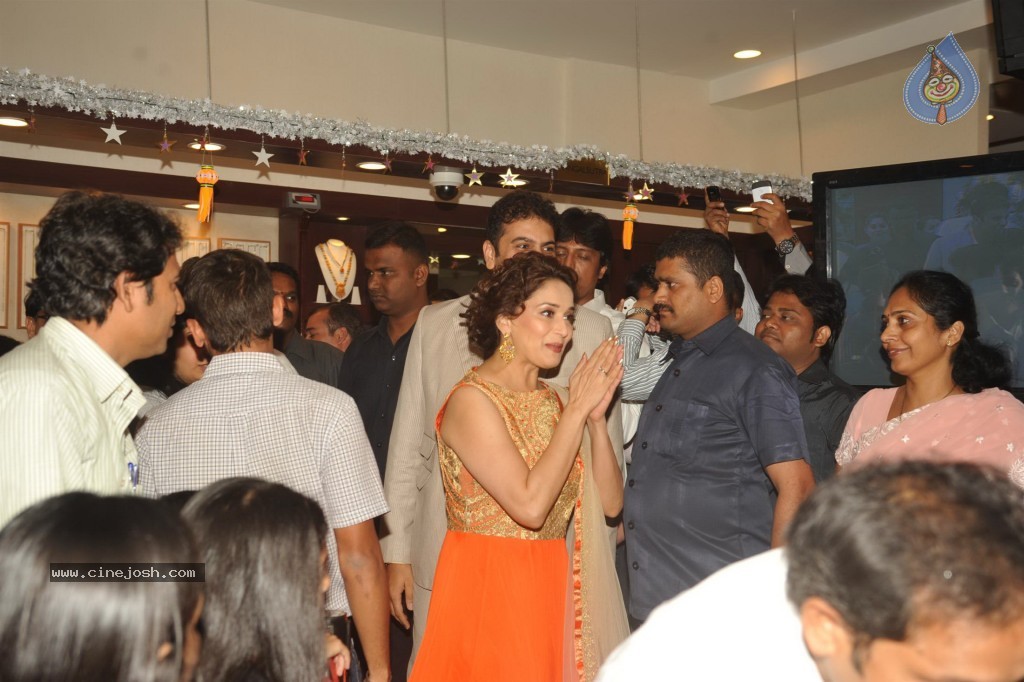 Madhuri Dixit Nene at Kshan Ala Bhagyachya 2013 Event - 13 / 75 photos