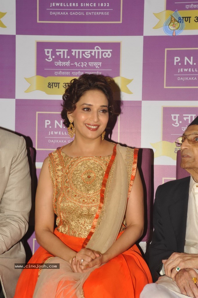 Madhuri Dixit Nene at Kshan Ala Bhagyachya 2013 Event - 18 / 75 photos