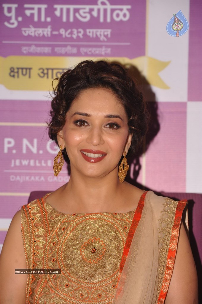 Madhuri Dixit Nene at Kshan Ala Bhagyachya 2013 Event - 19 / 75 photos