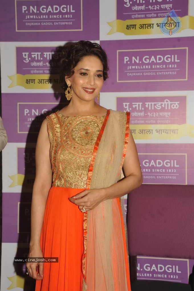 Madhuri Dixit Nene at Kshan Ala Bhagyachya 2013 Event - 21 / 75 photos