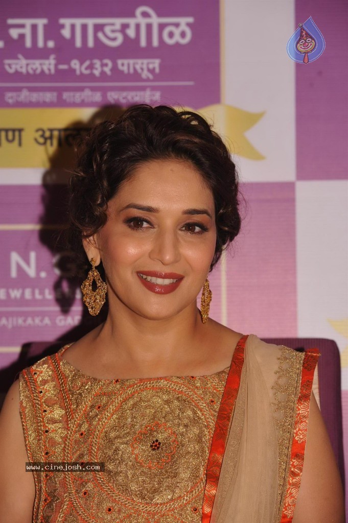 Madhuri Dixit Nene at Kshan Ala Bhagyachya 2013 Event - 25 / 75 photos