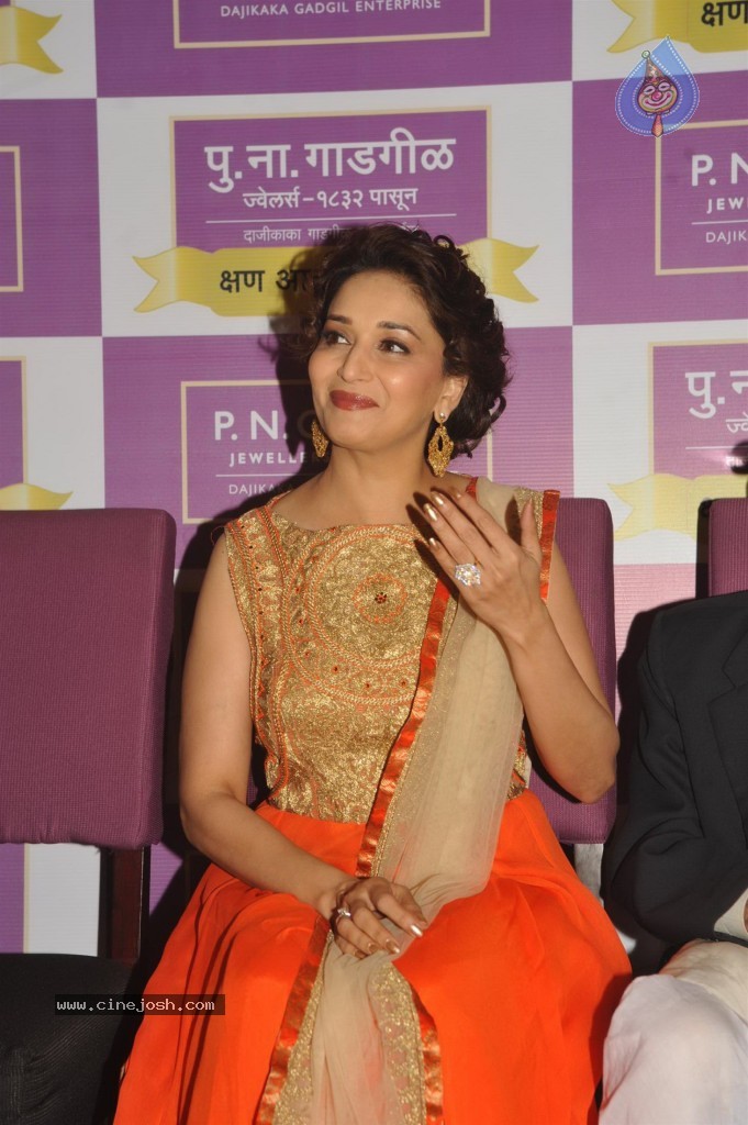 Madhuri Dixit Nene at Kshan Ala Bhagyachya 2013 Event - 30 / 75 photos