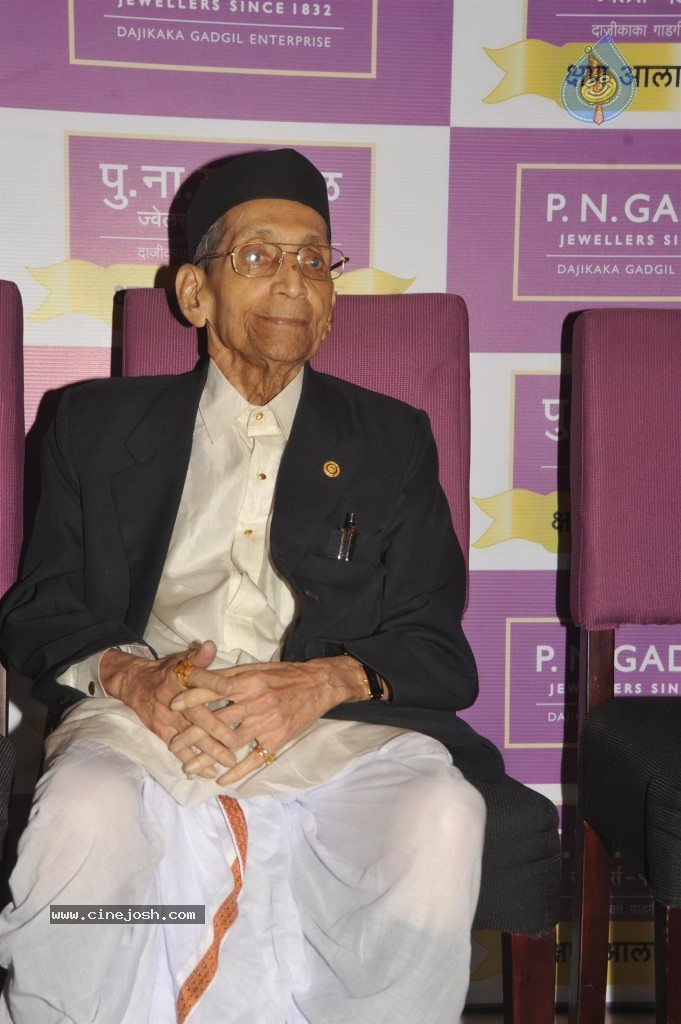 Madhuri Dixit Nene at Kshan Ala Bhagyachya 2013 Event - 39 / 75 photos