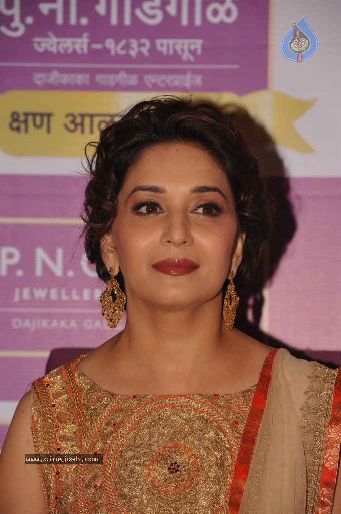 Madhuri Dixit Nene at Kshan Ala Bhagyachya 2013 Event - 41 / 75 photos