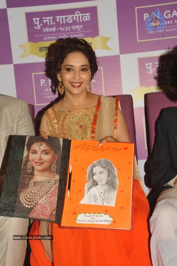 Madhuri Dixit Nene at Kshan Ala Bhagyachya 2013 Event - 52 / 75 photos