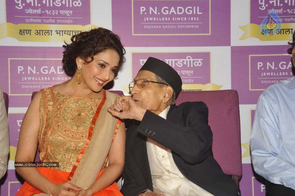 Madhuri Dixit Nene at Kshan Ala Bhagyachya 2013 Event - 63 / 75 photos