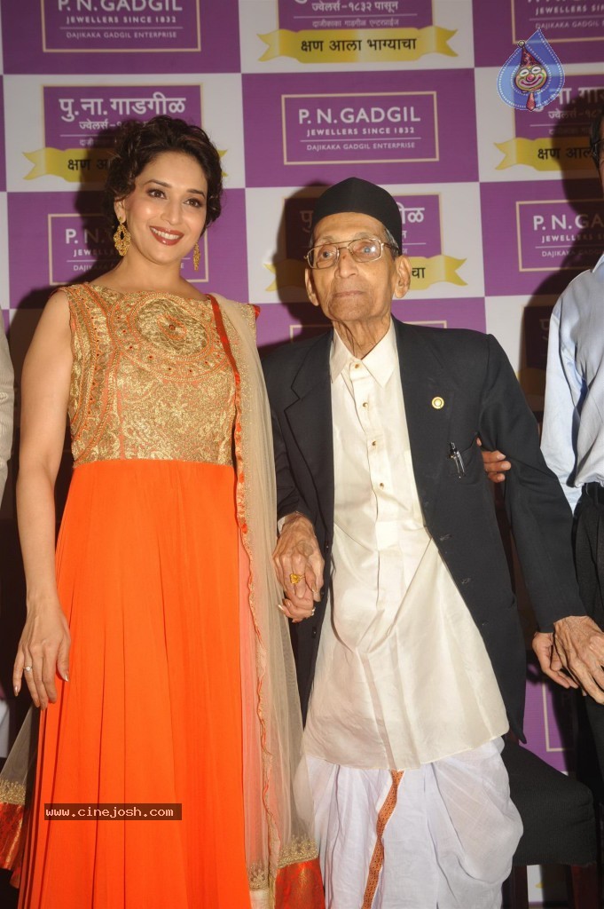 Madhuri Dixit Nene at Kshan Ala Bhagyachya 2013 Event - 75 / 75 photos