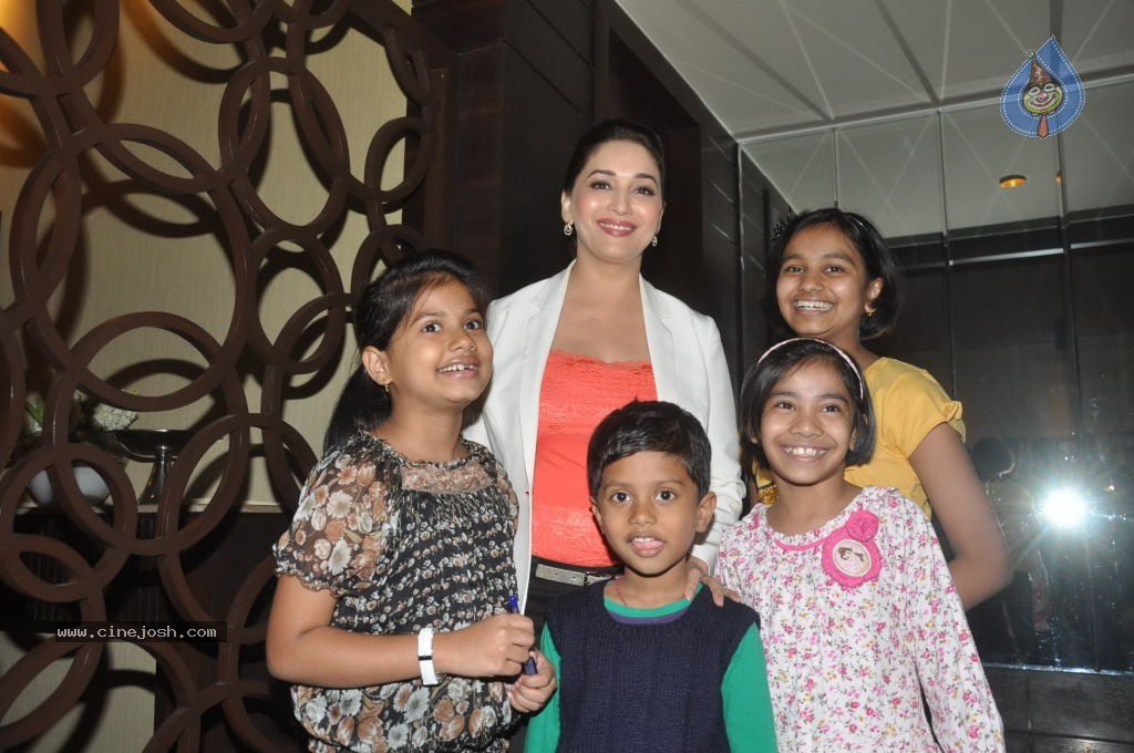 Madhuri Dixit Promotes Dedh Ishqiya - 24 / 44 photos