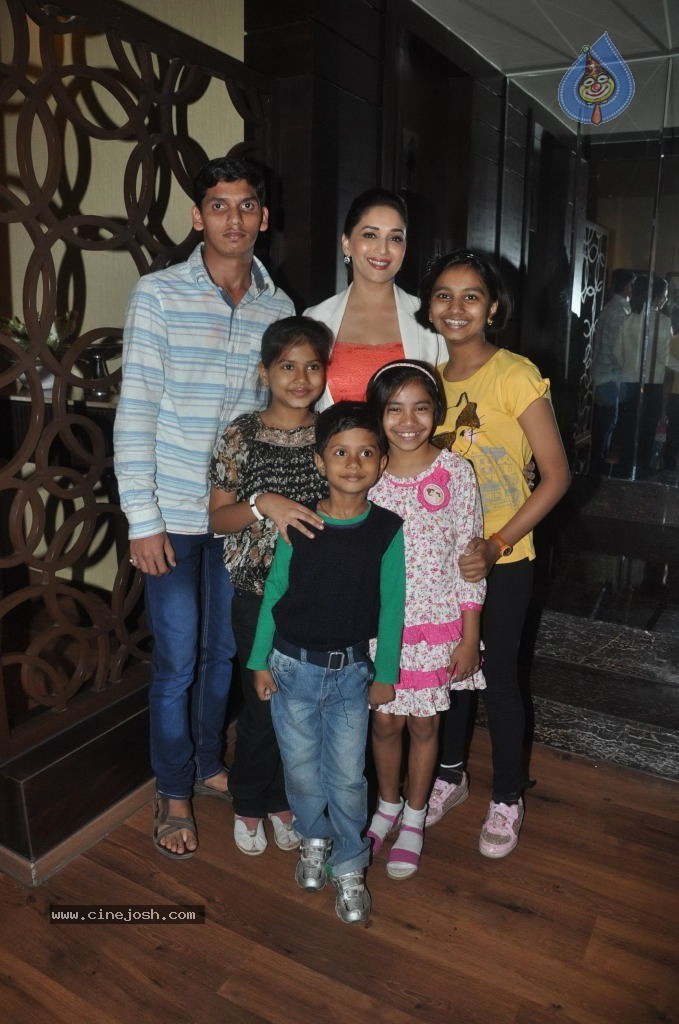 Madhuri Dixit Promotes Dedh Ishqiya - 28 / 44 photos