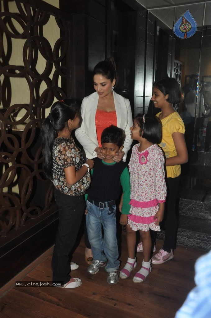 Madhuri Dixit Promotes Dedh Ishqiya - 34 / 44 photos