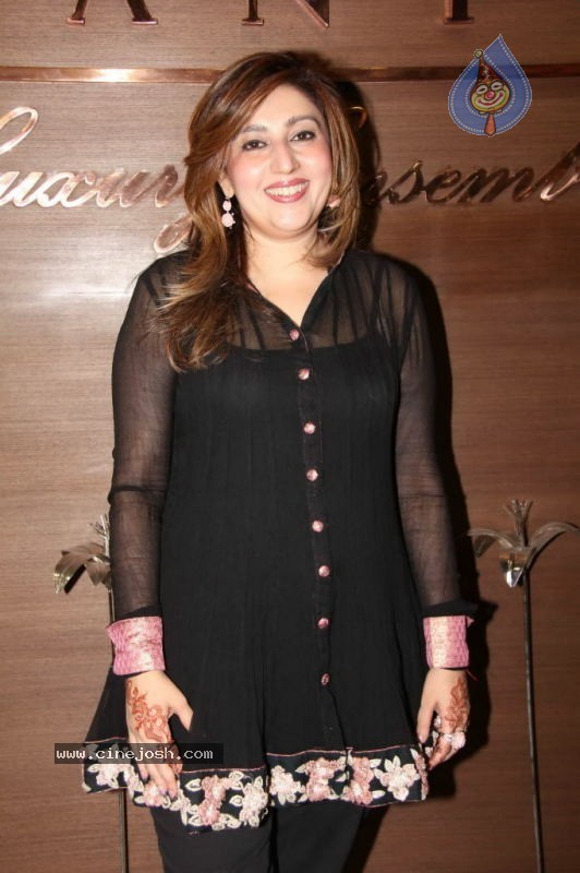 Mahie Gill and Archana Kochar at Gitanjali Gianti Store - 17 / 28 photos