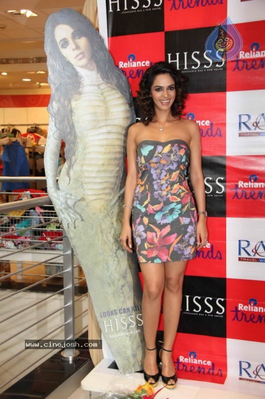 Mallika Sherawat Promotes HISS at Reliance Trendz - 20 / 32 photos