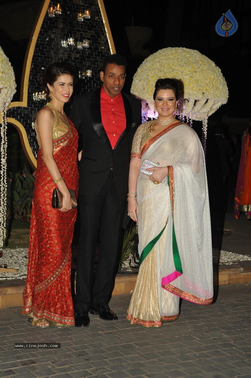Manish Malhotra Niece Riddhi Malhotra Wedding Reception - 73 / 125 photos