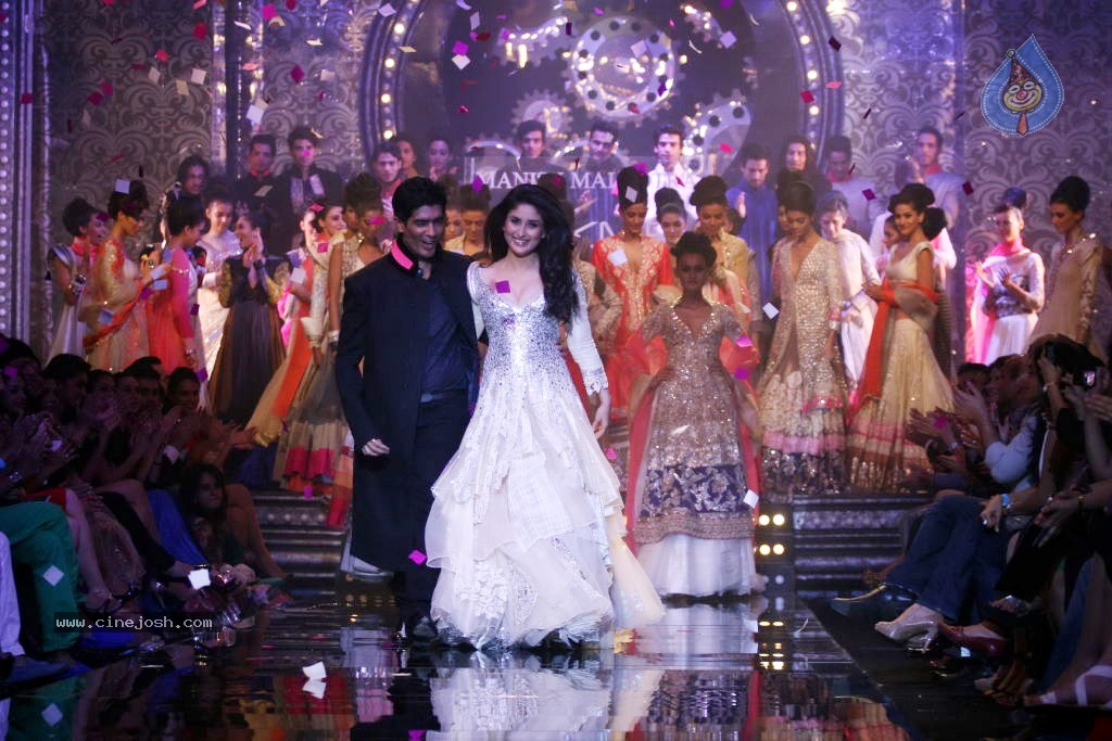 Manish Malhotra Show at LFW 2011 - 13 / 31 photos