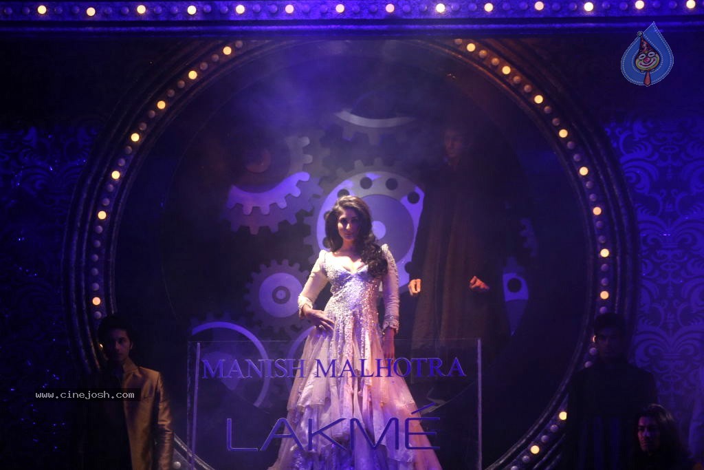 Manish Malhotra Show at LFW 2011 - 15 / 31 photos