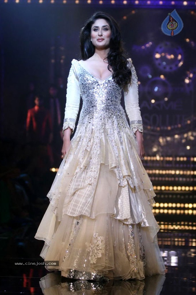 Manish Malhotra Show at LFW 2011 - 17 / 31 photos