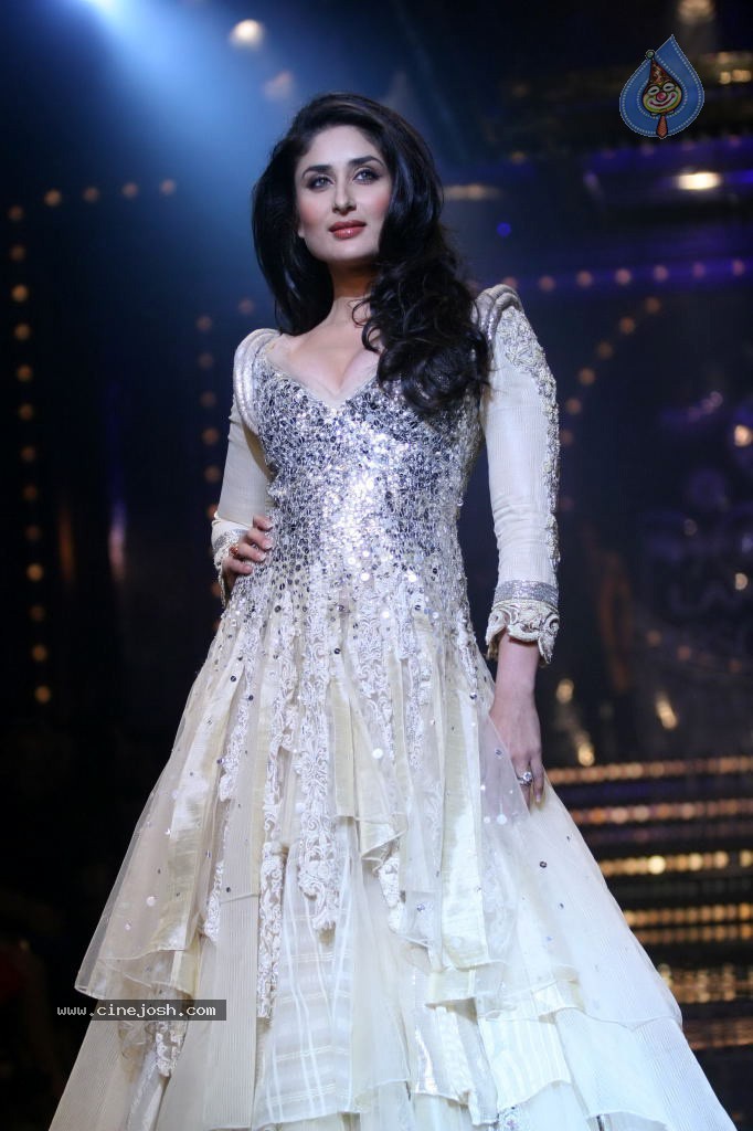 Manish Malhotra Show at LFW 2011 - 20 / 31 photos