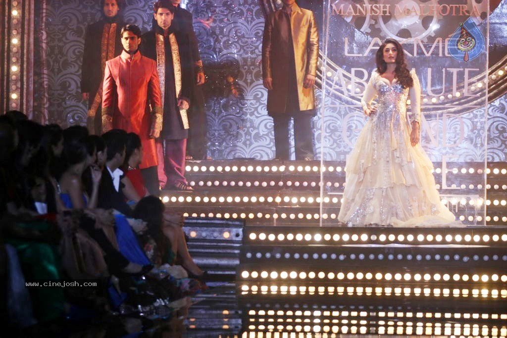 Manish Malhotra Show at LFW 2011 - 24 / 31 photos