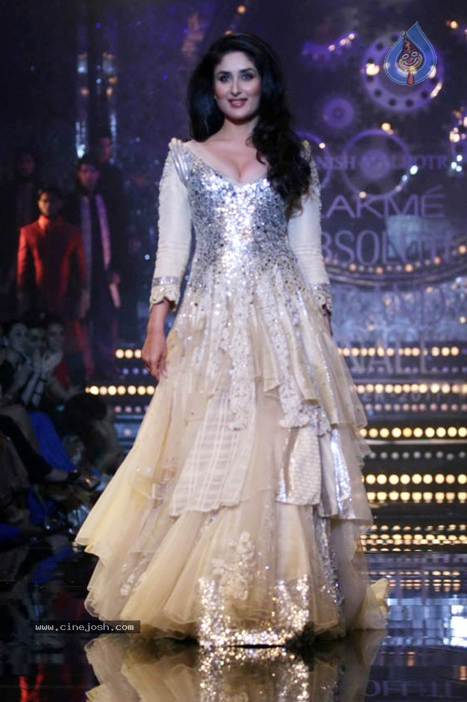 Manish Malhotra Show at LFW 2011 - 29 / 31 photos