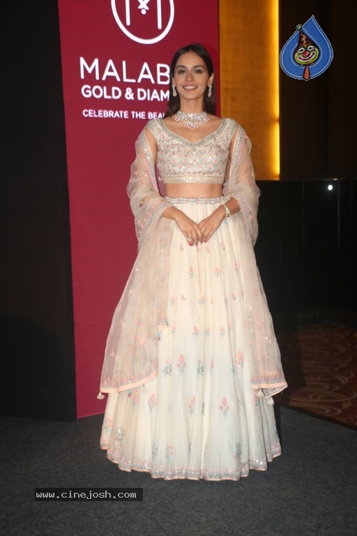Manushi Chhillar At Press Conference Of Malabar Jewellery Event - 6 / 9 photos