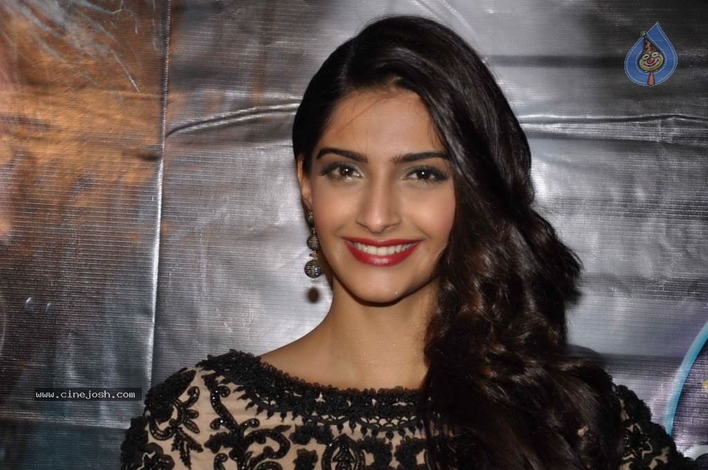 Mausam Star Cast at Kaun Banega Crorepati Sets - 17 / 19 photos