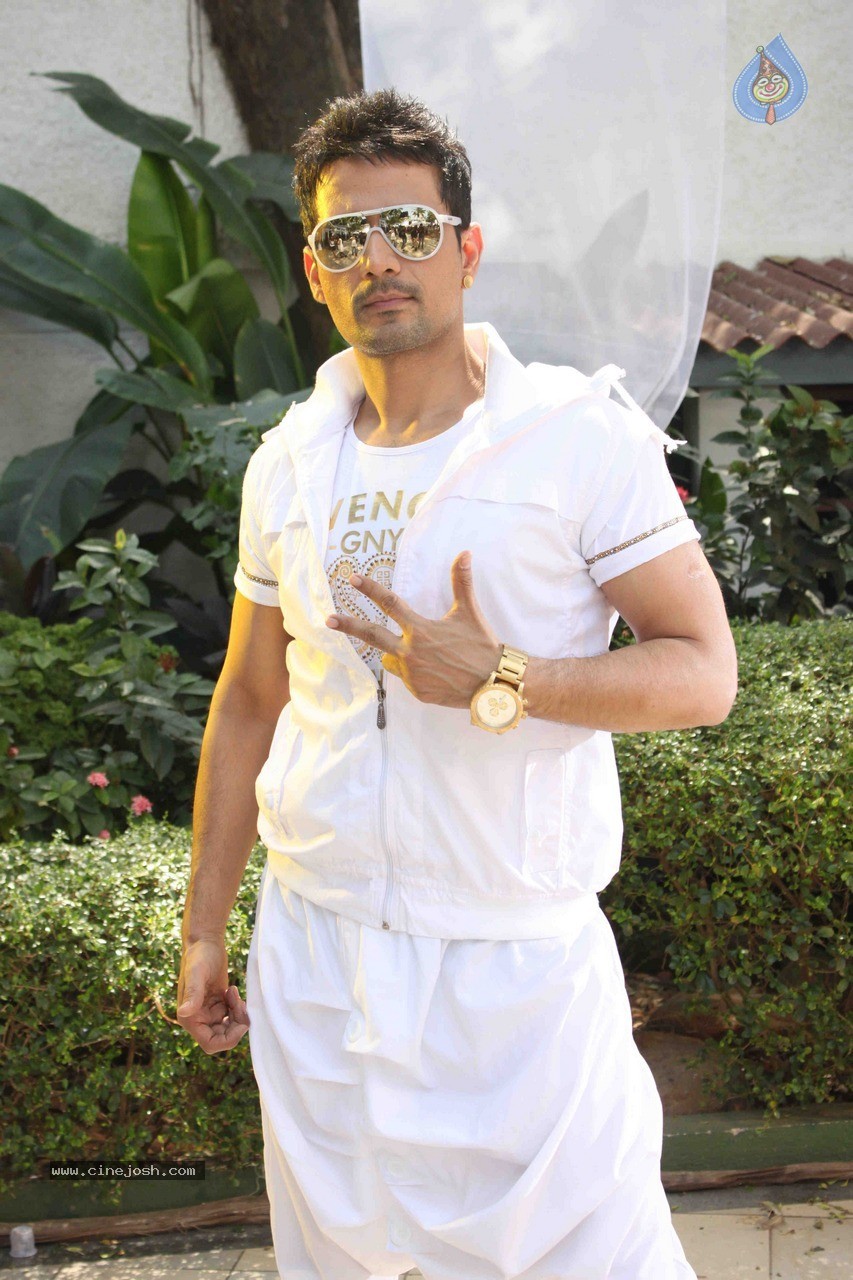 Meet Brothers at Ishq Ne Crazy Kiya Hai On Location - 1 / 44 photos